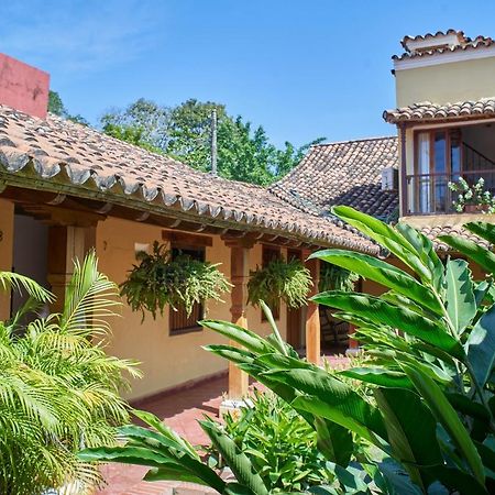 モンポス La Casa Amarilla Bed & Breakfast エクステリア 写真