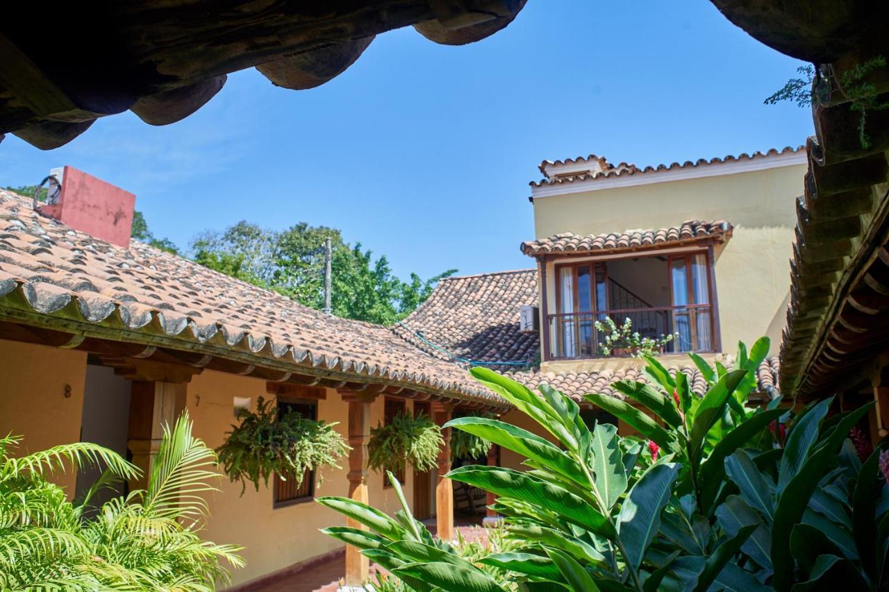 モンポス La Casa Amarilla Bed & Breakfast エクステリア 写真