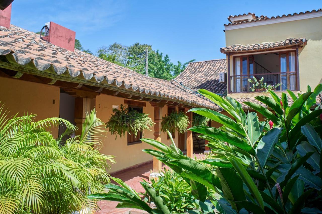 モンポス La Casa Amarilla Bed & Breakfast エクステリア 写真