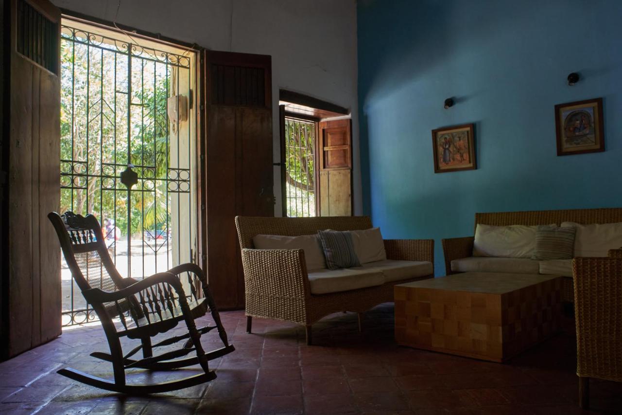 モンポス La Casa Amarilla Bed & Breakfast エクステリア 写真