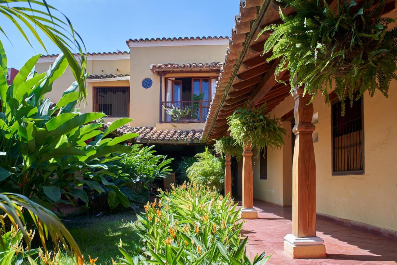 モンポス La Casa Amarilla Bed & Breakfast エクステリア 写真