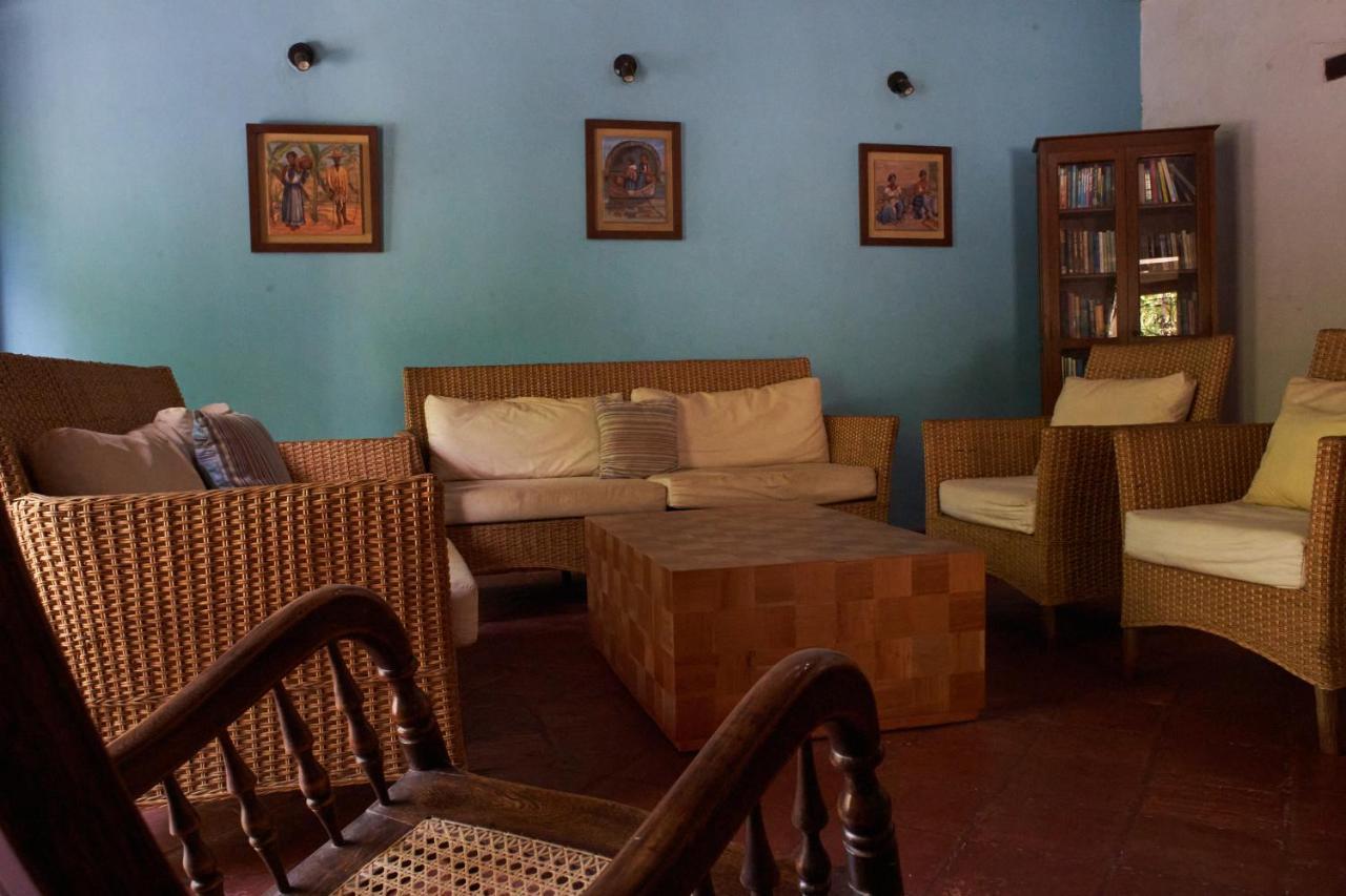 モンポス La Casa Amarilla Bed & Breakfast エクステリア 写真