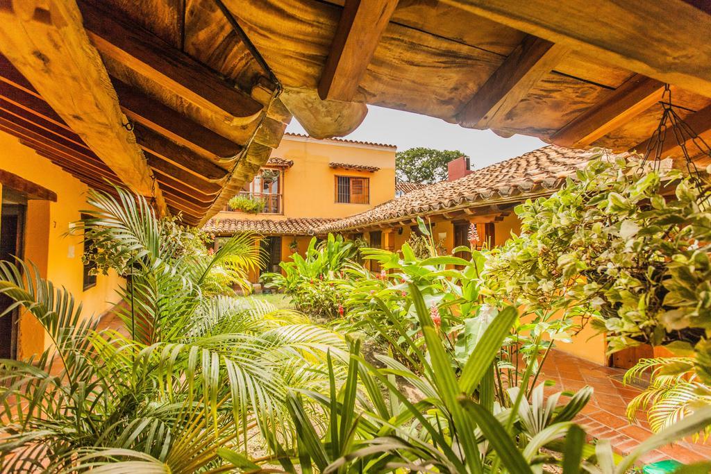 モンポス La Casa Amarilla Bed & Breakfast エクステリア 写真