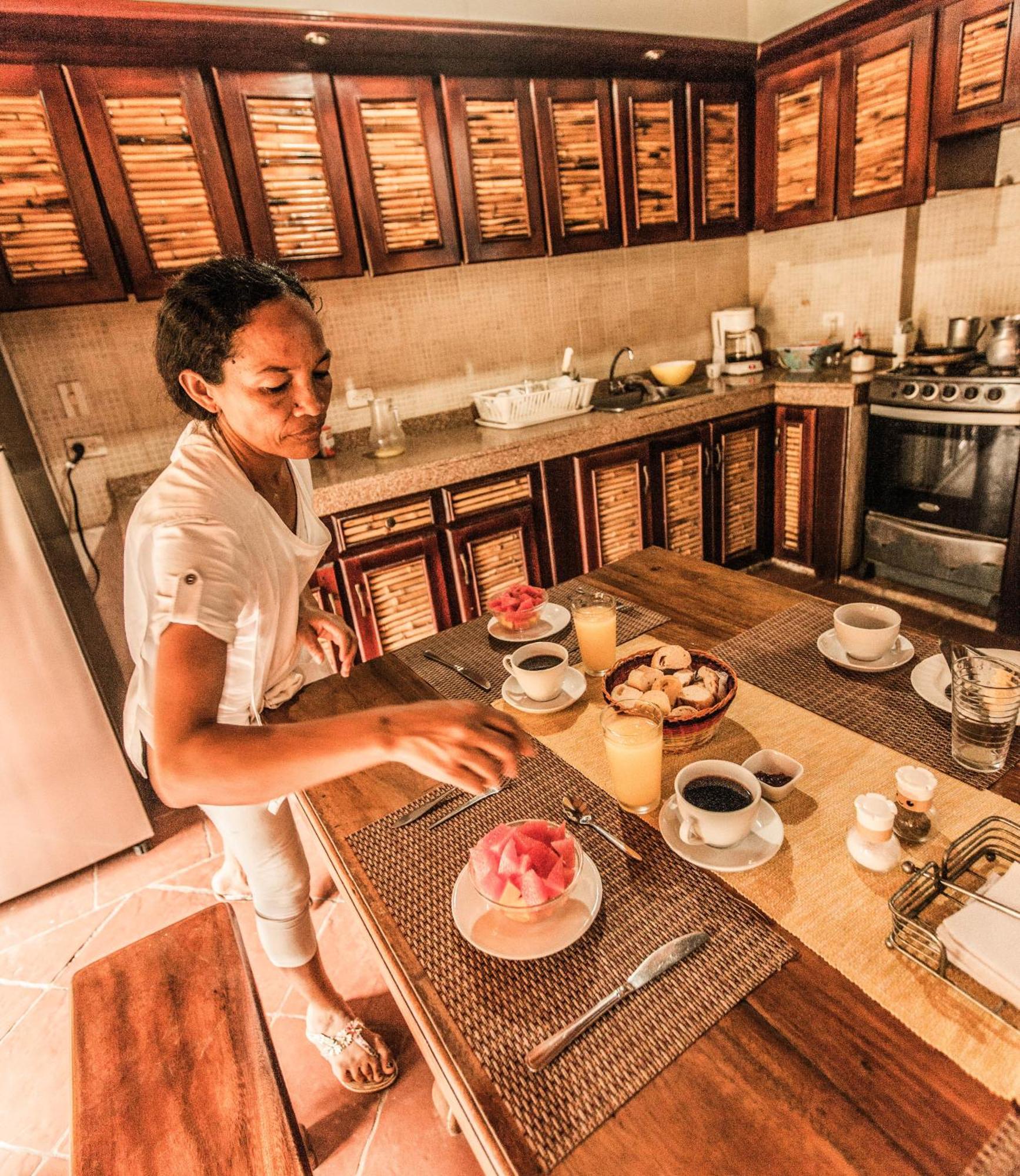 モンポス La Casa Amarilla Bed & Breakfast エクステリア 写真