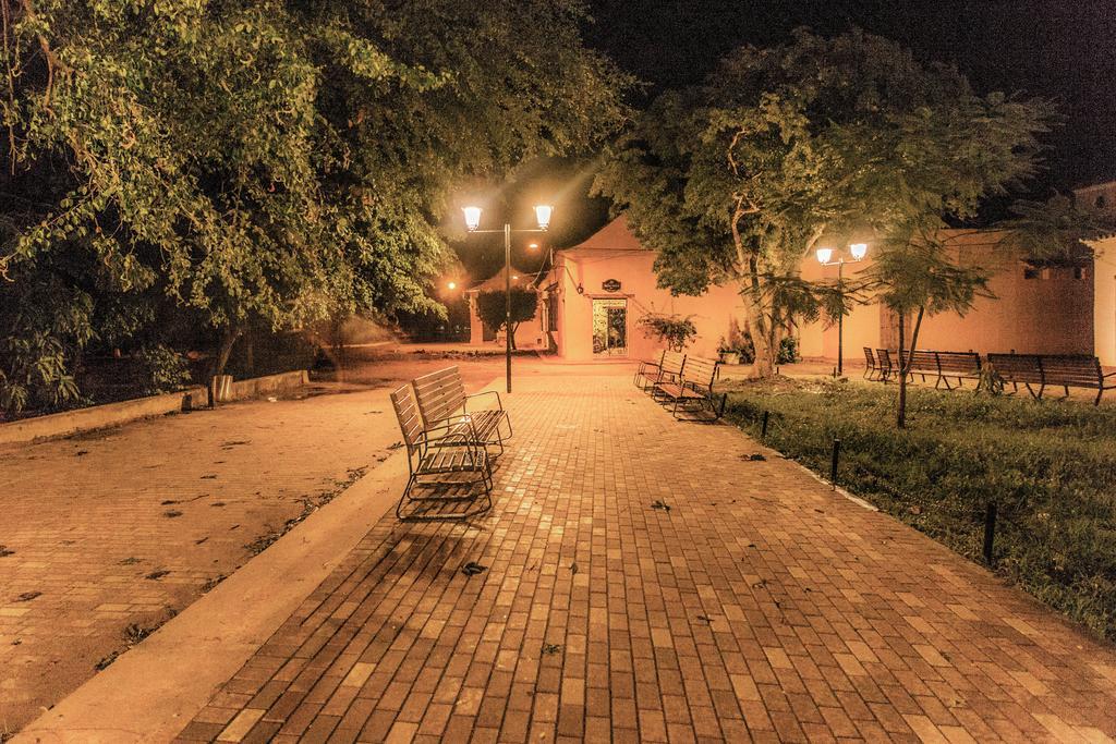 モンポス La Casa Amarilla Bed & Breakfast エクステリア 写真