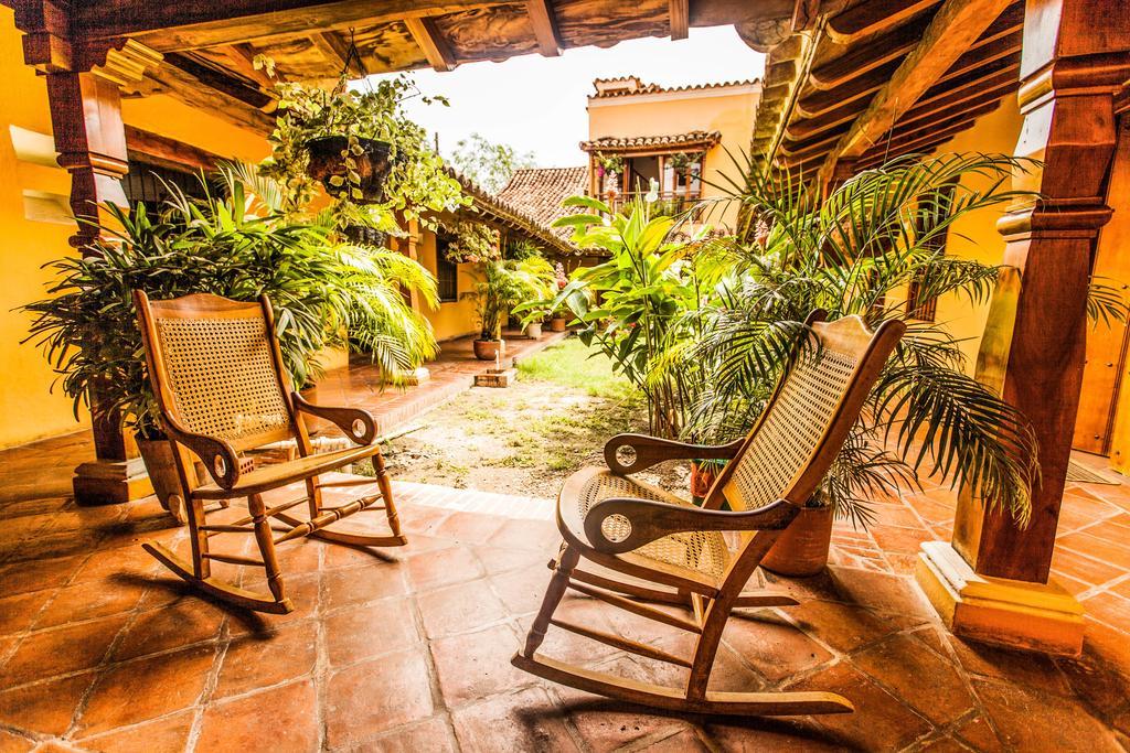 モンポス La Casa Amarilla Bed & Breakfast エクステリア 写真