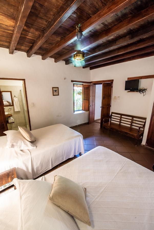 モンポス La Casa Amarilla Bed & Breakfast エクステリア 写真