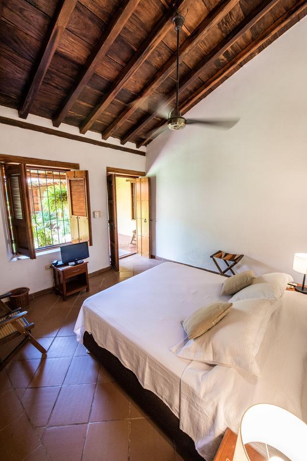 モンポス La Casa Amarilla Bed & Breakfast エクステリア 写真