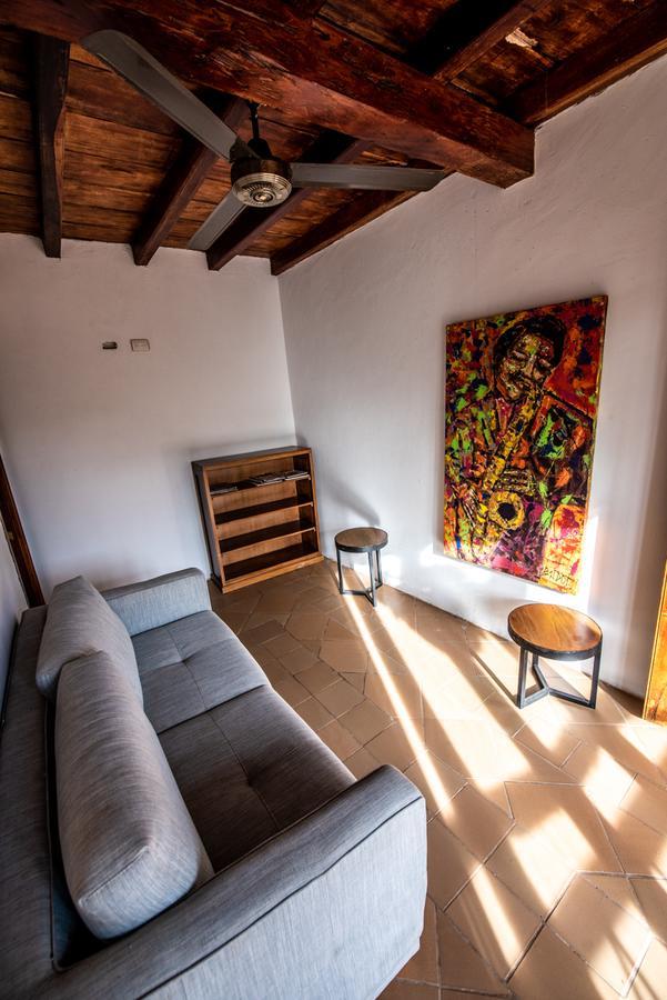 モンポス La Casa Amarilla Bed & Breakfast エクステリア 写真