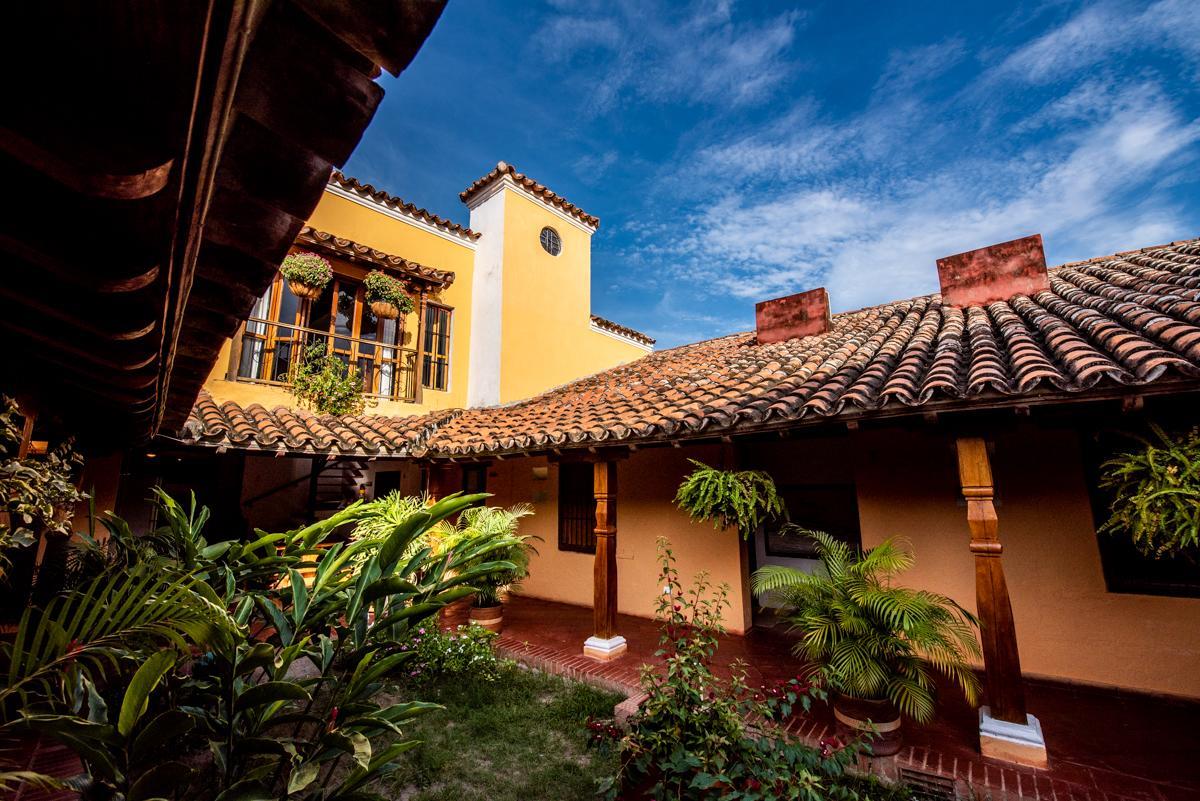 モンポス La Casa Amarilla Bed & Breakfast エクステリア 写真
