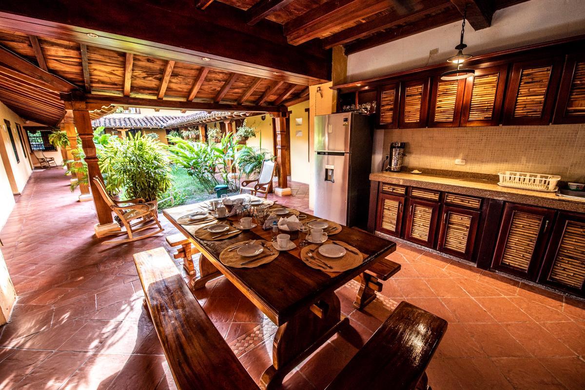 モンポス La Casa Amarilla Bed & Breakfast エクステリア 写真