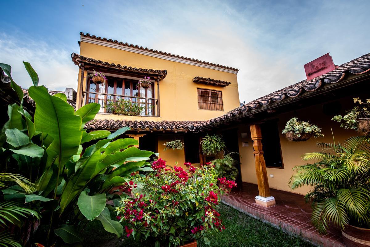 モンポス La Casa Amarilla Bed & Breakfast エクステリア 写真