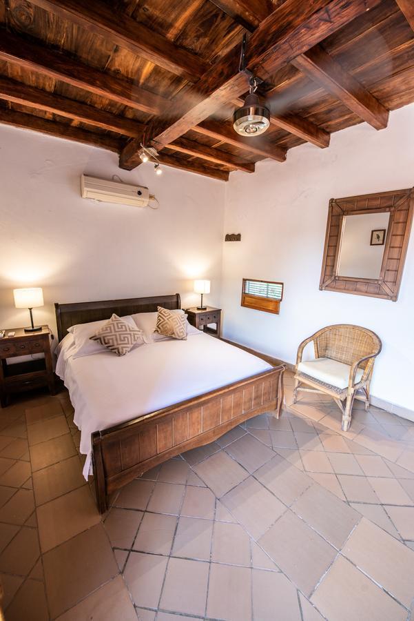 モンポス La Casa Amarilla Bed & Breakfast エクステリア 写真