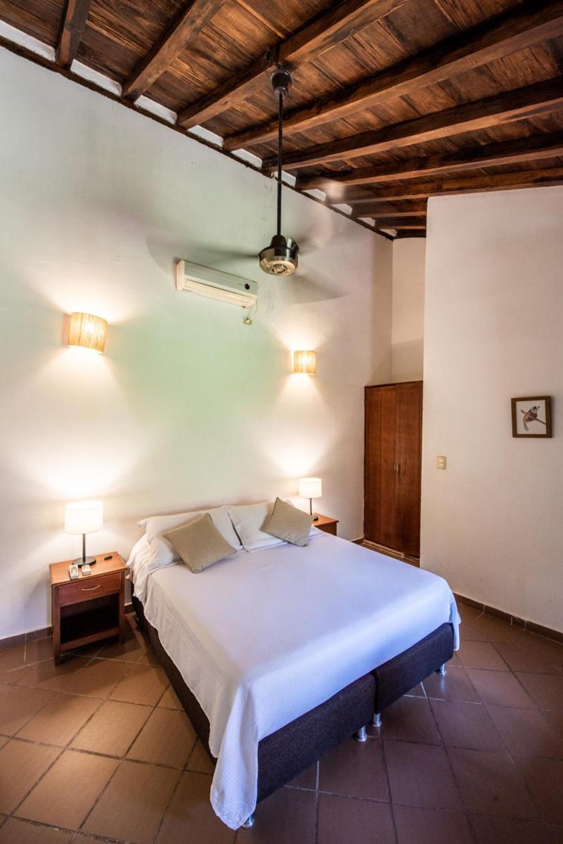 モンポス La Casa Amarilla Bed & Breakfast エクステリア 写真