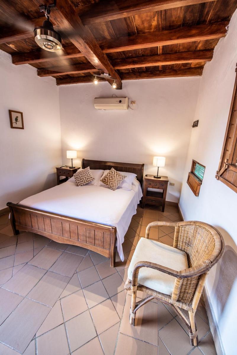 モンポス La Casa Amarilla Bed & Breakfast エクステリア 写真
