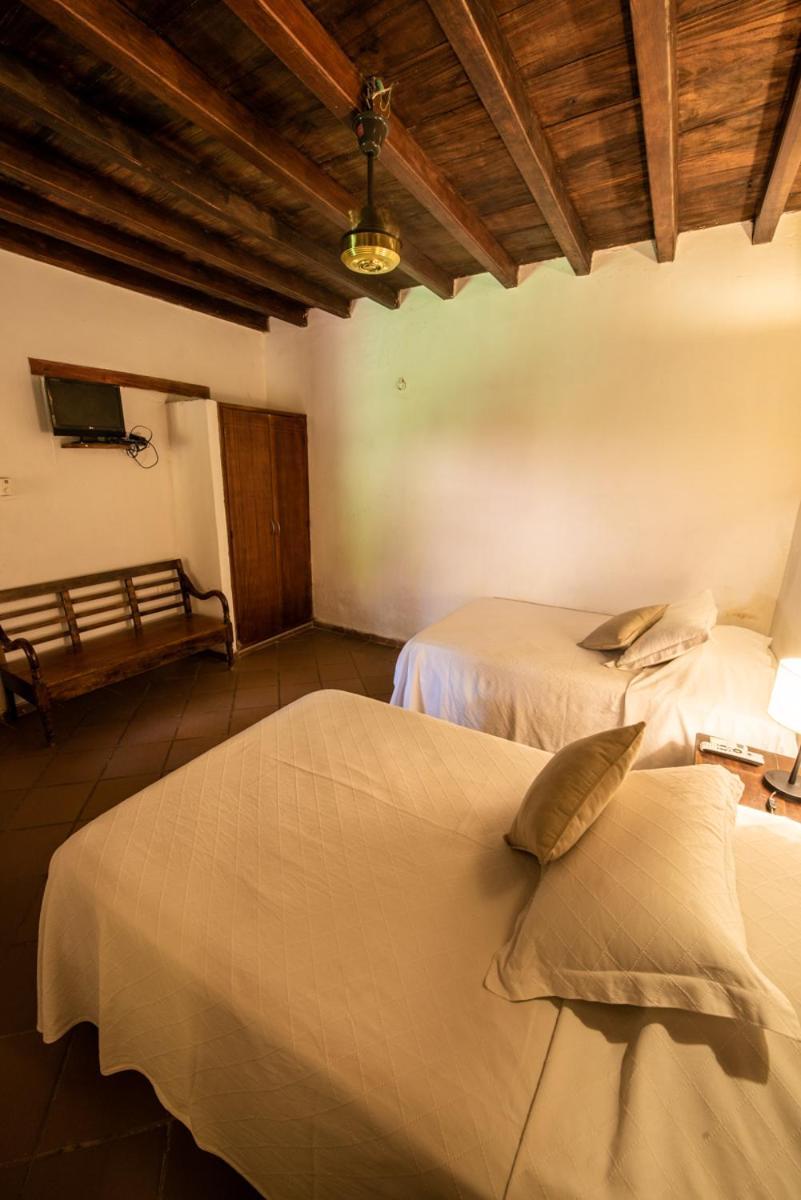 モンポス La Casa Amarilla Bed & Breakfast エクステリア 写真
