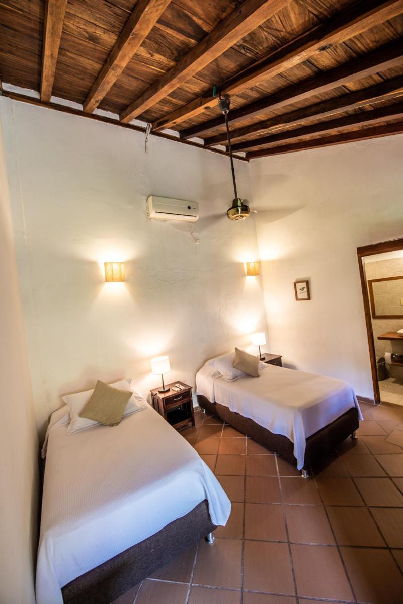 モンポス La Casa Amarilla Bed & Breakfast エクステリア 写真