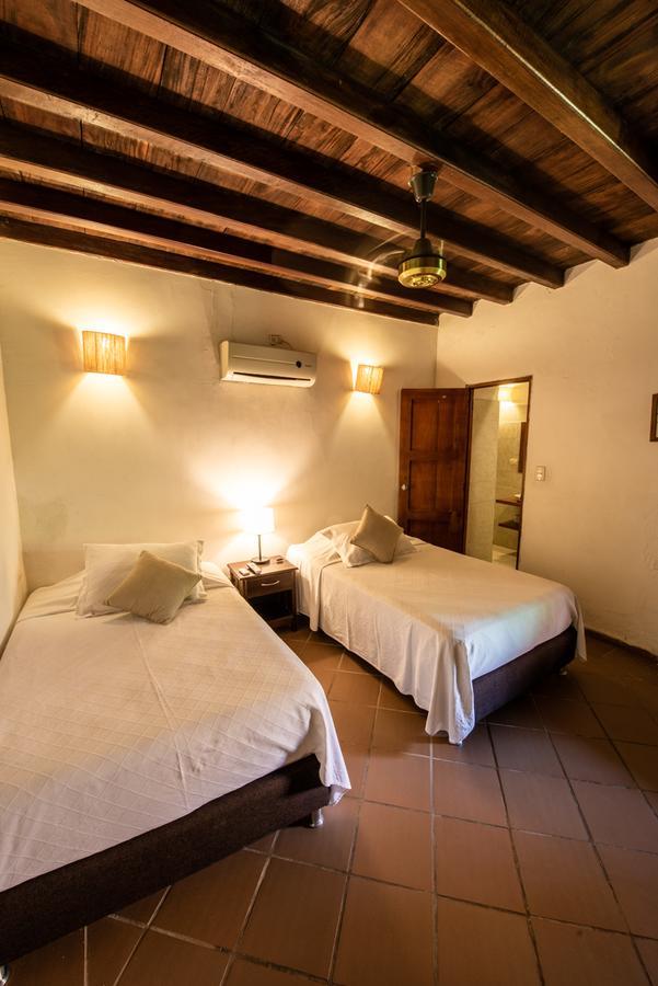 モンポス La Casa Amarilla Bed & Breakfast エクステリア 写真