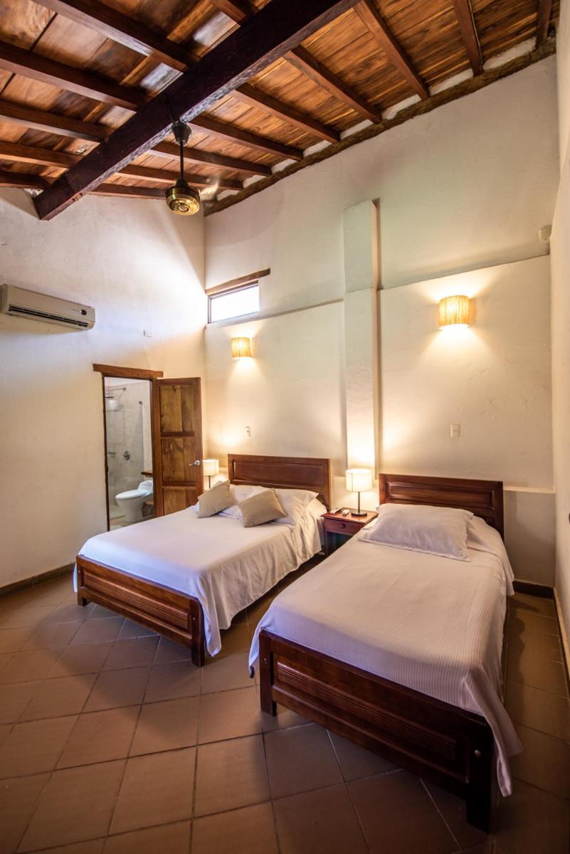 モンポス La Casa Amarilla Bed & Breakfast エクステリア 写真