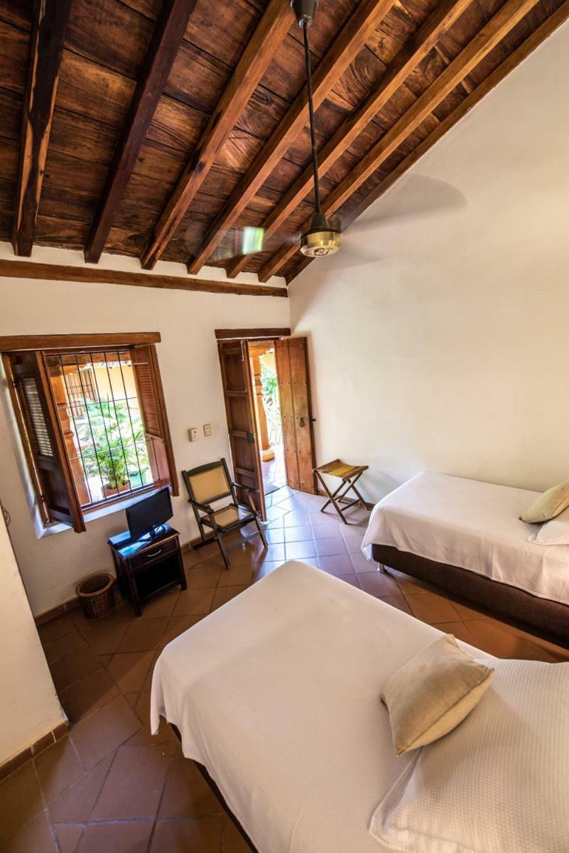 モンポス La Casa Amarilla Bed & Breakfast エクステリア 写真