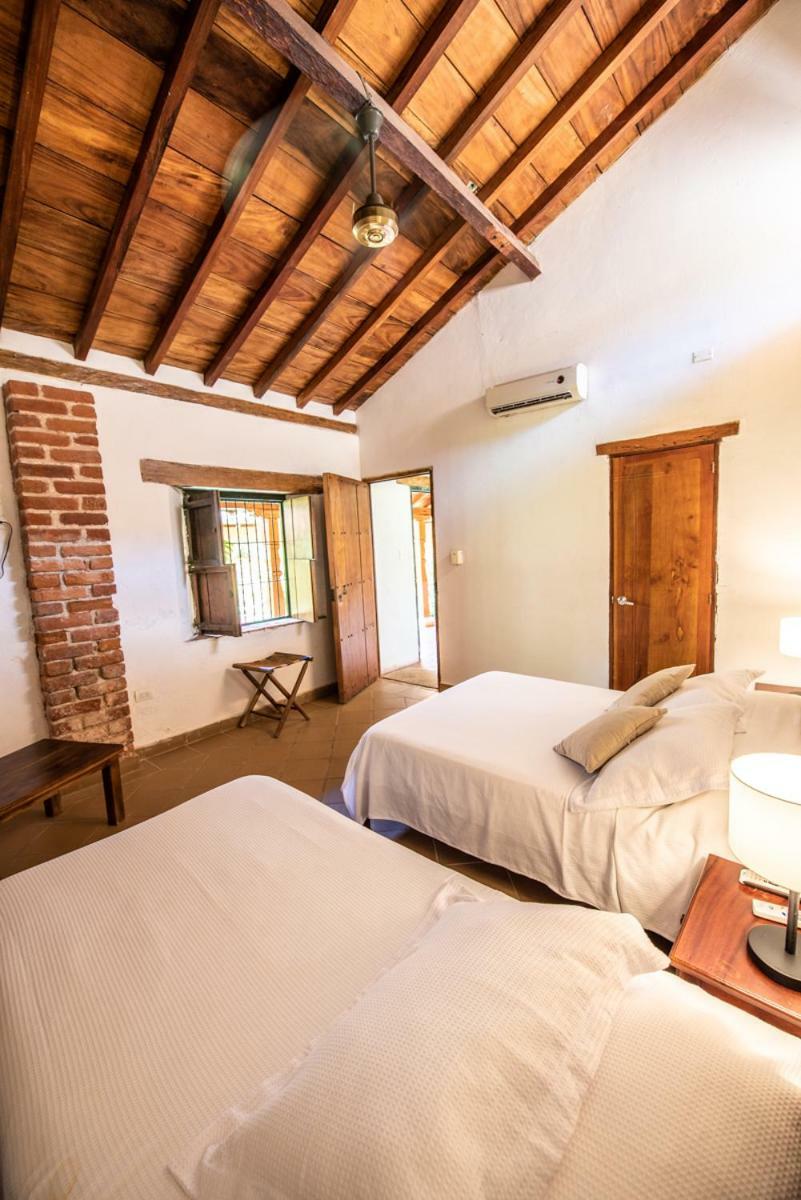 モンポス La Casa Amarilla Bed & Breakfast エクステリア 写真