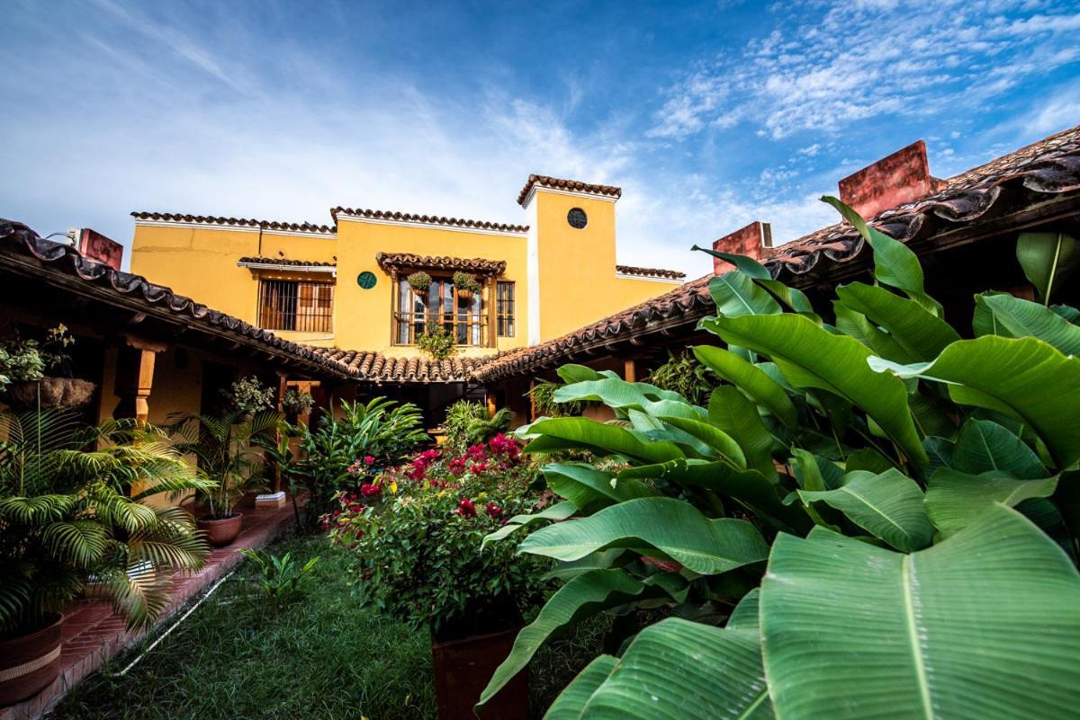 モンポス La Casa Amarilla Bed & Breakfast エクステリア 写真